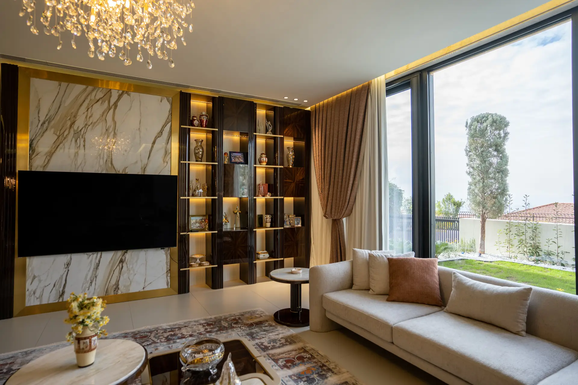 Sculptural marble and low-glare downlights in dining room